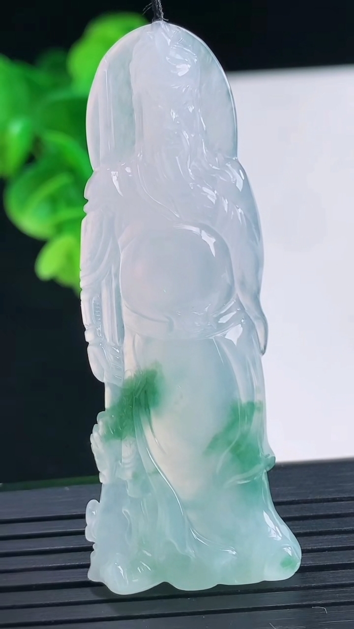 天然A货翡翠冰种飘花关公吊坠尺寸60.8-23.7-5.4重量:13.91g
4月10日