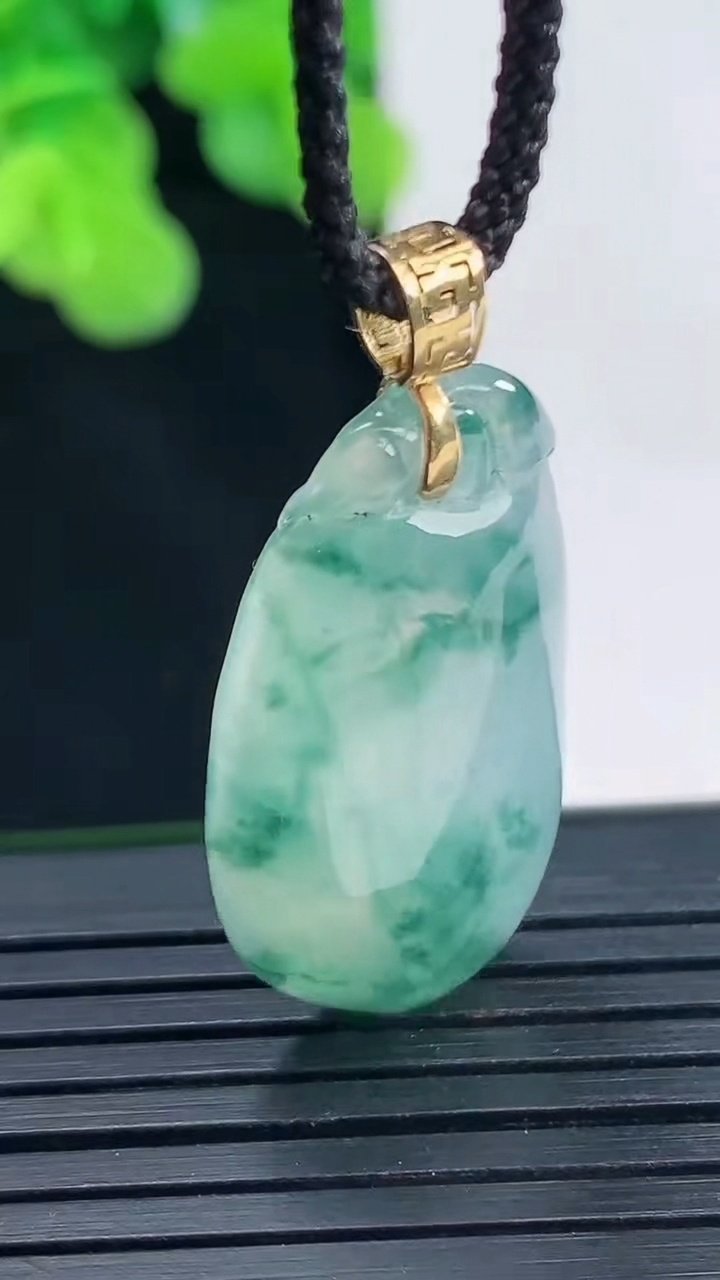 天然A货翡翠种飘花福瓜吊坠尺寸29.2-15.6-7.8重量:6.21g
4月10日