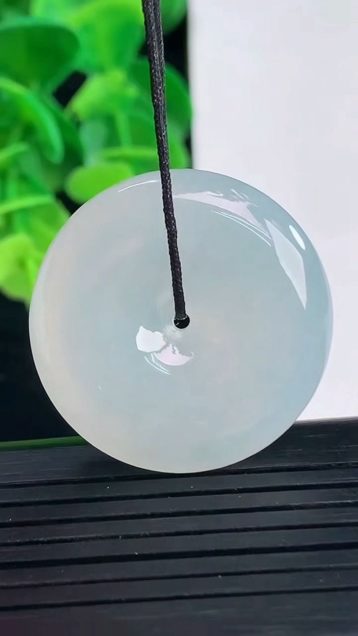 天然A货翡翠平安扣吊坠尺寸29.9-6.1重量:11.95g
4月10日