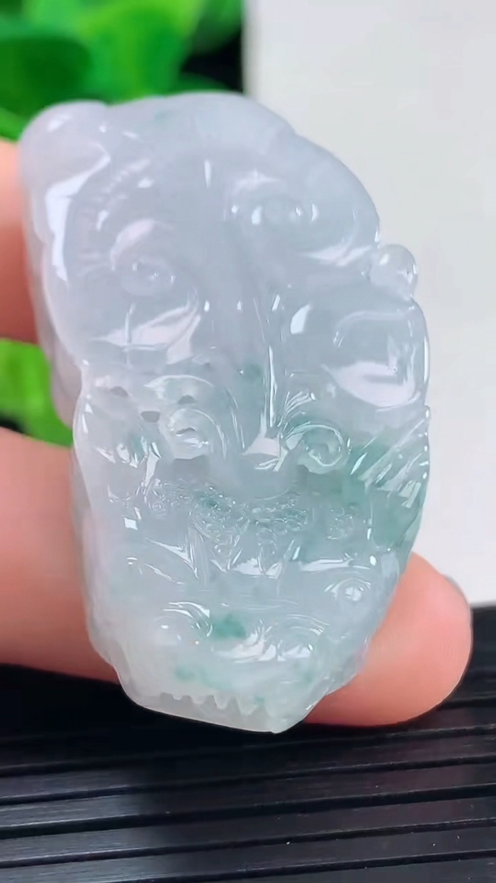 天然A货翡翠飘花貔貅吊坠尺寸44.3-23.5-14.2重量:34.69g
4月10日