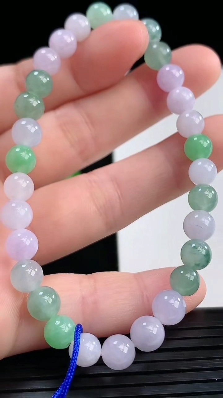 天然A货翡翠双彩圆珠手串尺寸6.2-30颗重量:13.05g4月10日
工厂直销收藏佳品,种好水足，色泽均匀，有种有色，上手高大气！