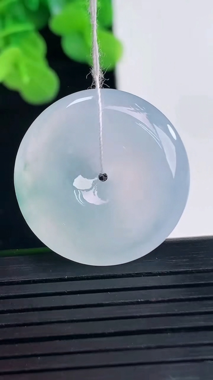 天然A货翡翠种飘花平安扣吊坠尺寸25.8-5.5重量:7.95g
4月10日