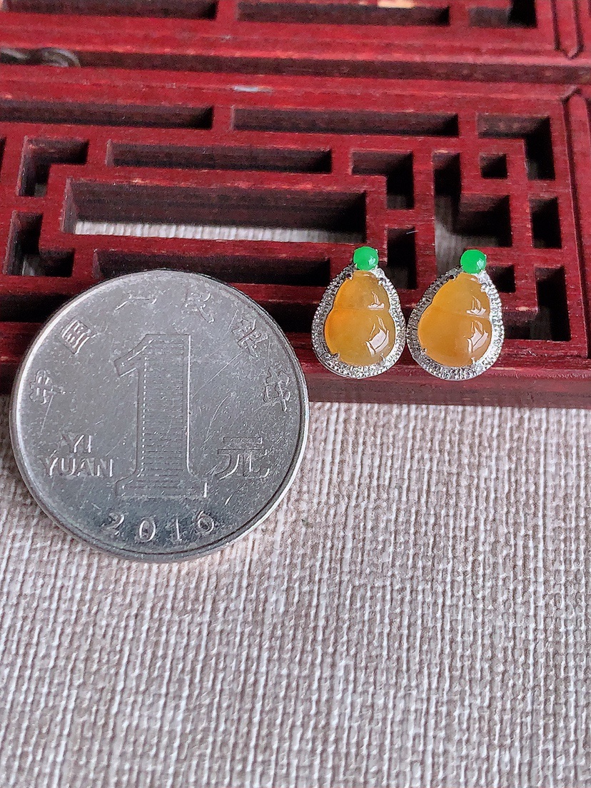 天然A货翡翠18K金镶嵌黄翡葫芦耳钉 
尺寸7.3-5.6mm 重量1.38g 0409