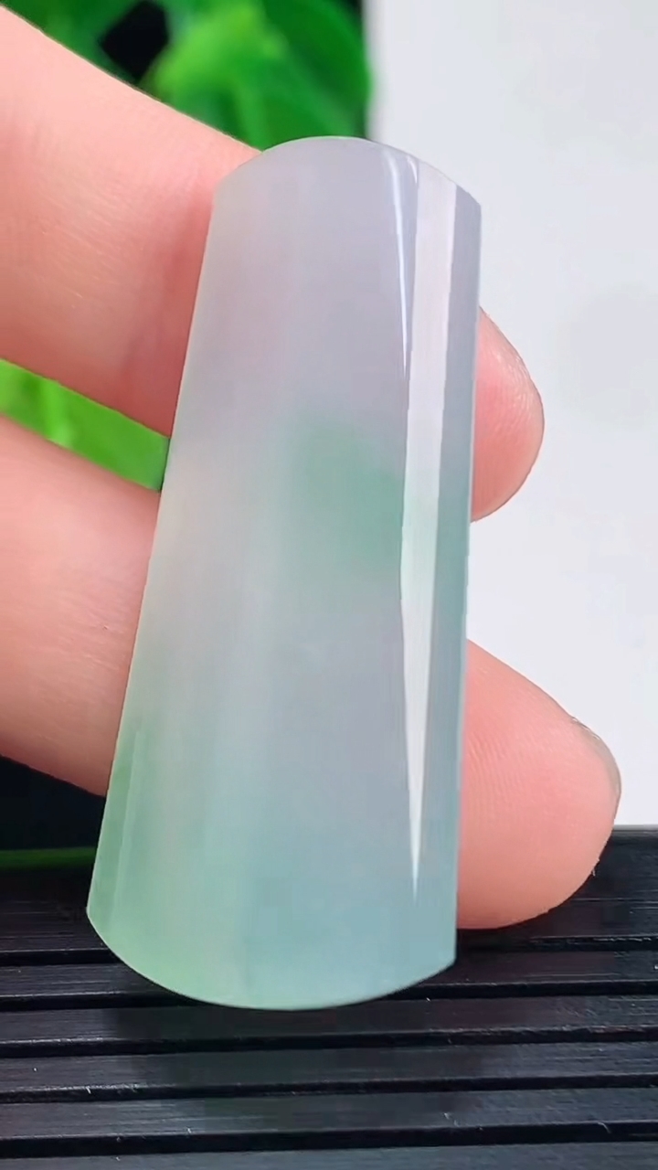 天然A货翡翠无事牌镶嵌件尺寸38-16.7-6.2重量:8.23g
4月10日