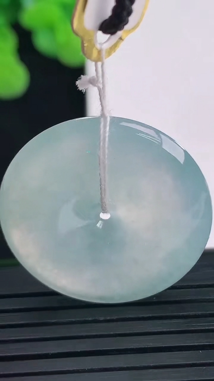 天然A货翡翠平安扣吊坠尺寸27.5-5.6重量:8.97g
4月10日