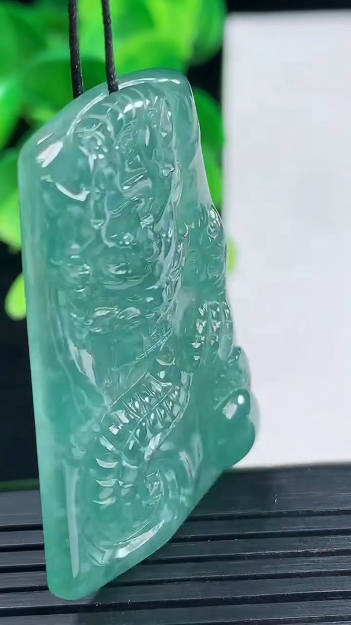 天然A货翡翠龙牌吊坠尺寸46.2-31.3-4.9重量:14.99g
4月10日