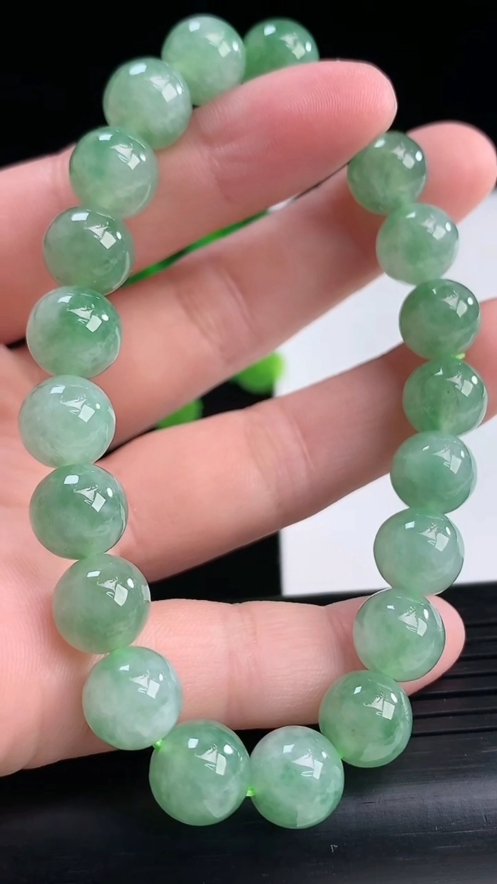 天然A货翡翠圆珠手串尺寸9-21颗重量:28.85g4月10日
工厂直销收藏佳品,种好水足，色泽均匀，有种有色，上手高大气！