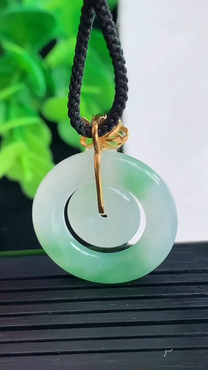 天然A货翡翠母子平安扣吊坠尺寸22.6-3.4重量:3.89g
4月10日