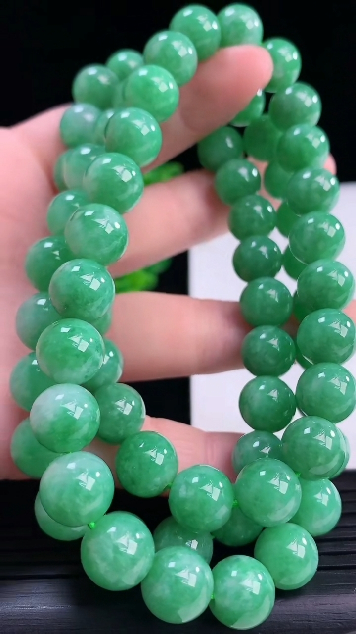 天然A货翡翠圆珠项链尺寸9.9-68颗重量:123.36g
4月10日