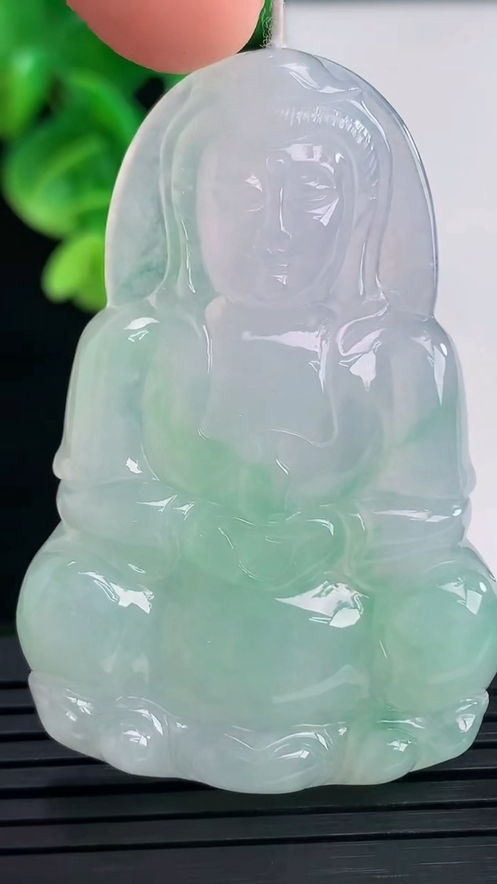 天然A货翡翠观音菩萨吊坠尺寸51.6-34.3-5.7重量:18.98g
4月10日