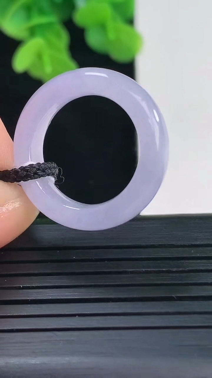 天然A货翡翠尺寸16.3-5.7-3.6重量:4.27g
4月10日