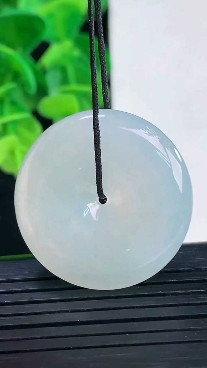 天然A货翡翠平安扣吊坠尺寸29.9-6.1重量:11.95g
4月10日