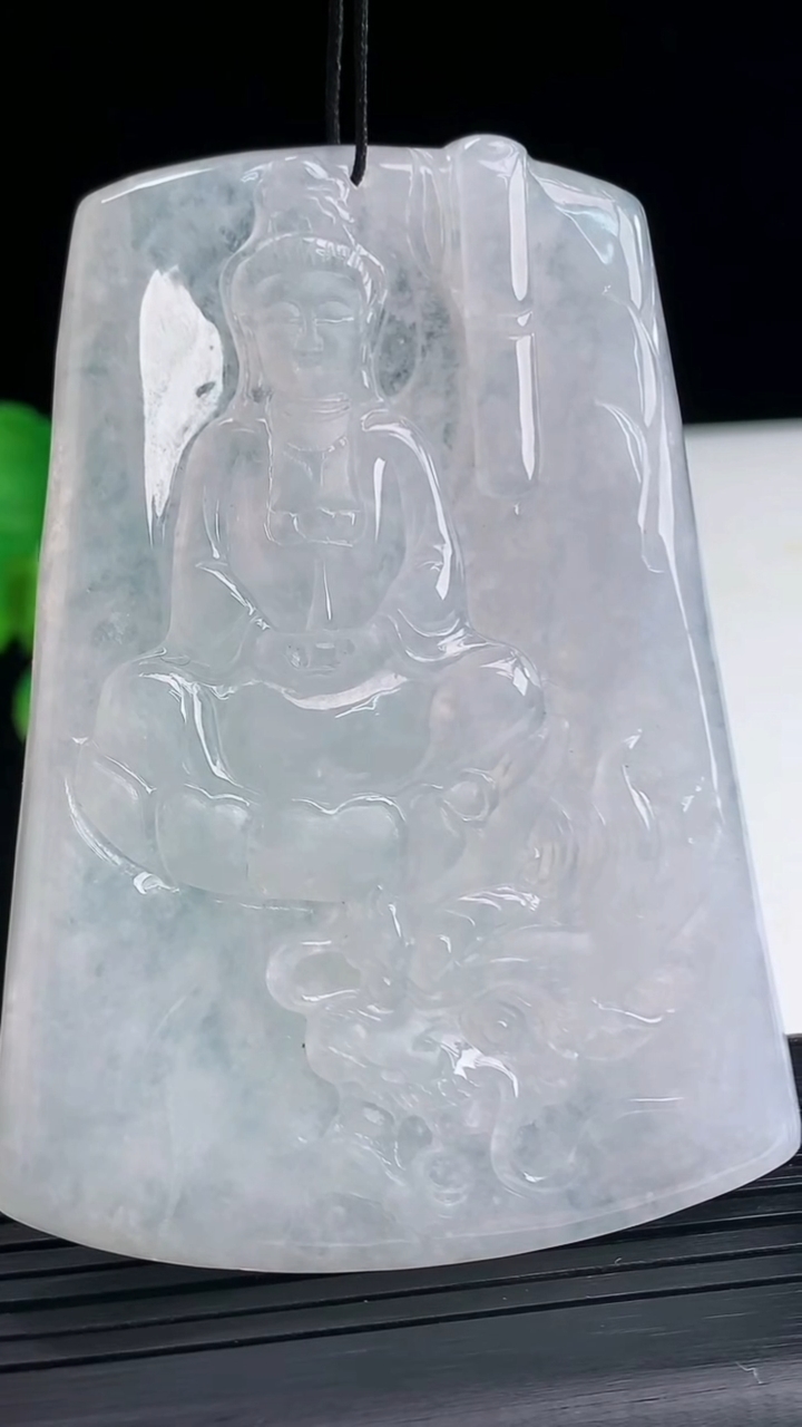 天然A货翡翠御龙观音菩萨吊坠尺寸74.4-52.7-5.7重量:51.45g
4月10日