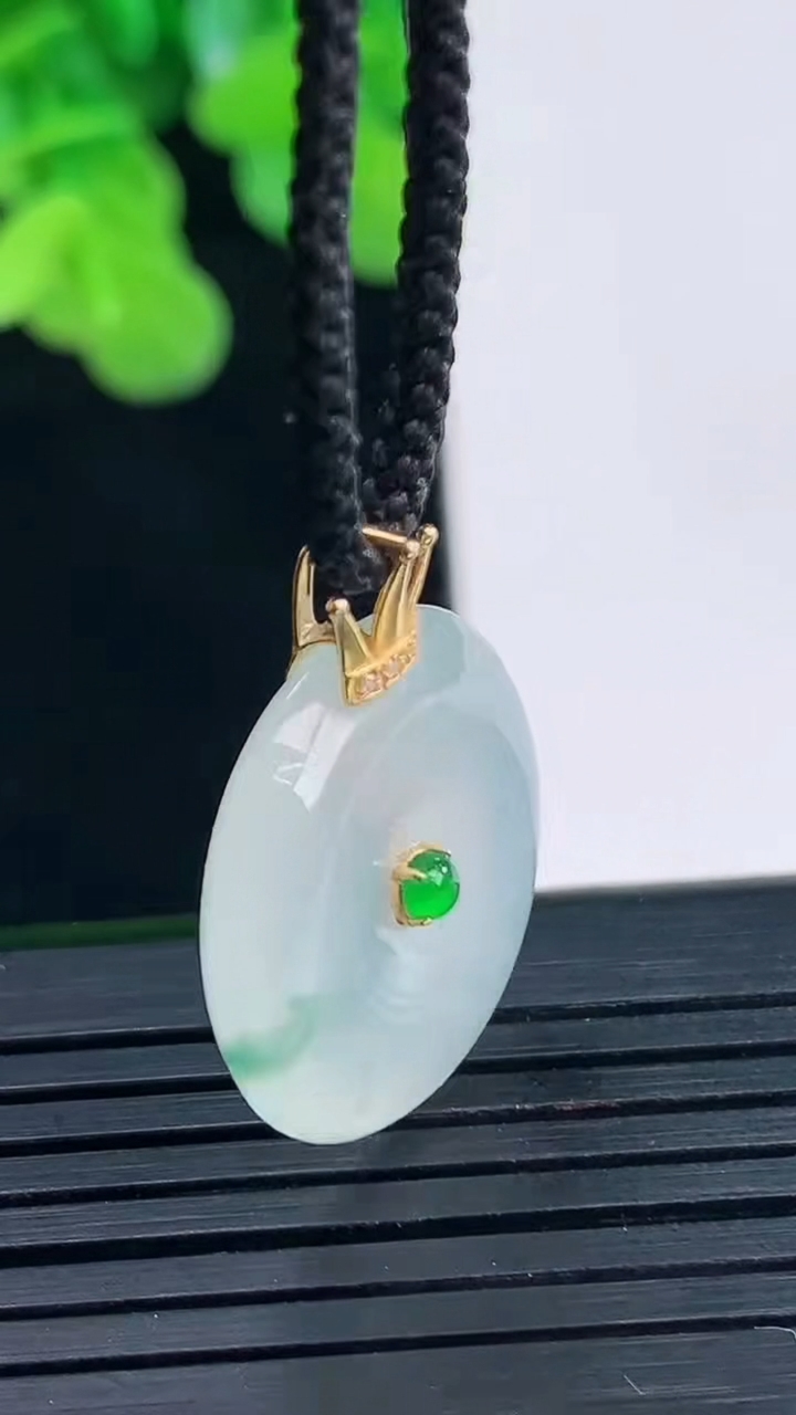 天然A货翡翠种飘花平安扣吊坠尺寸19.5-4.4重量:4.04g
4月10日