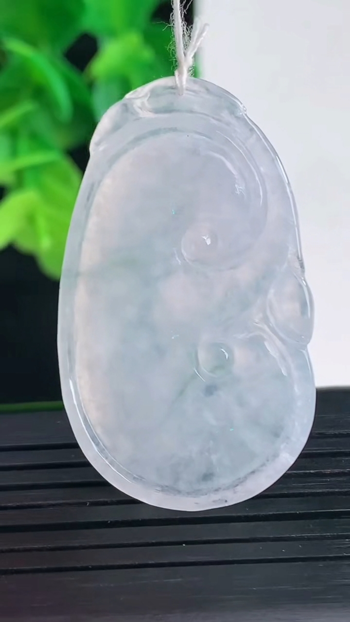 天然A货翡翠飘花如意吊坠尺寸40.7-24.5-4.1重量:8.63g
4月10日