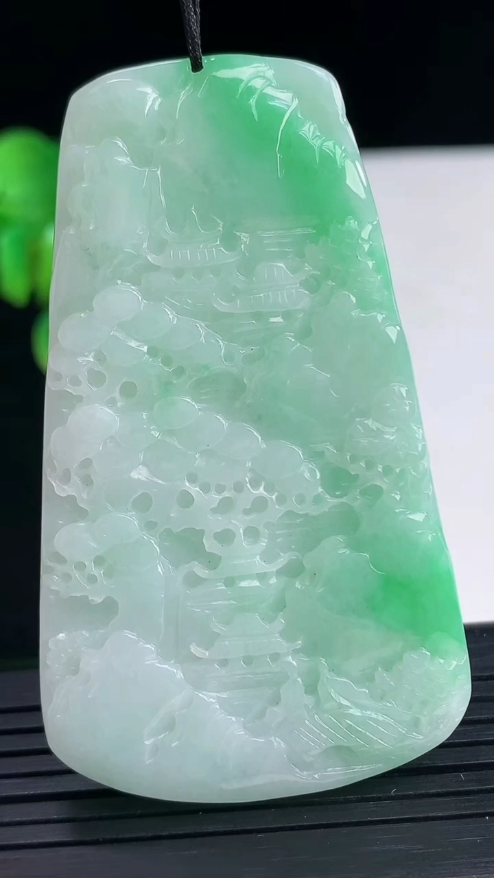 天然A货翡翠山水牌吊坠尺寸63-37-5.1重量:31.68g
4月10日