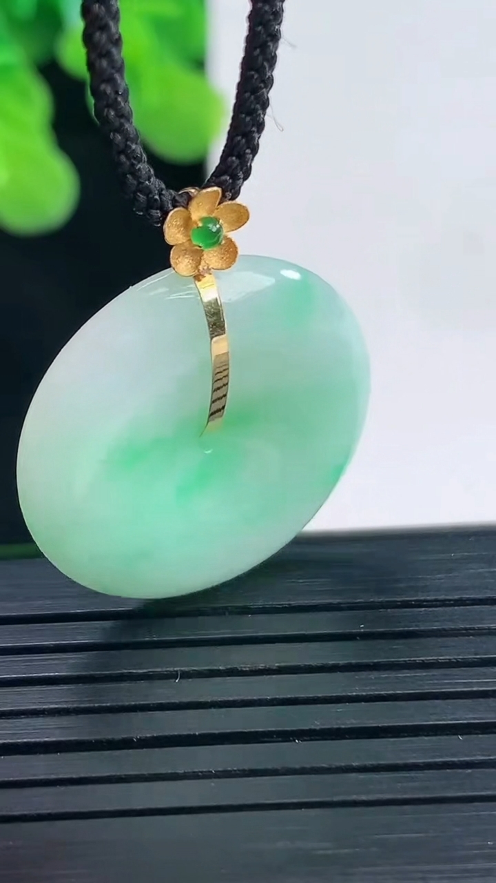 天然A货翡翠平安扣吊坠尺寸23.9-5.4重量:6.65g
4月10日