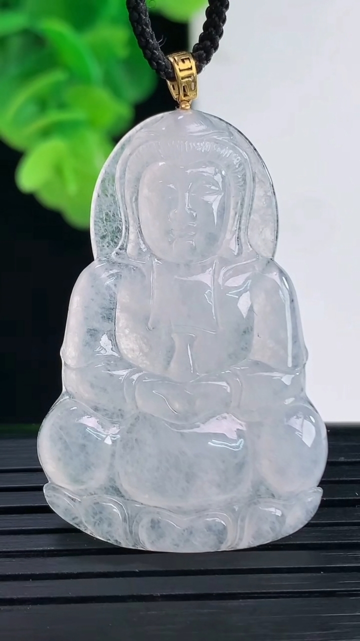 天然A货翡翠观音菩萨吊坠尺寸42.5-27.8-3.4重量:7.18g
4月10日