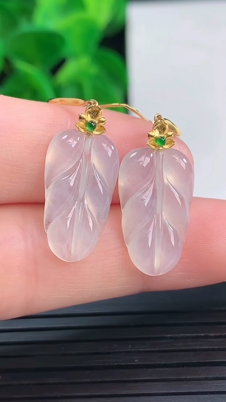 天然A货翡翠金枝玉叶 叶子吊坠尺寸17.9-10.2-2.8重量:2.32g
4月10日