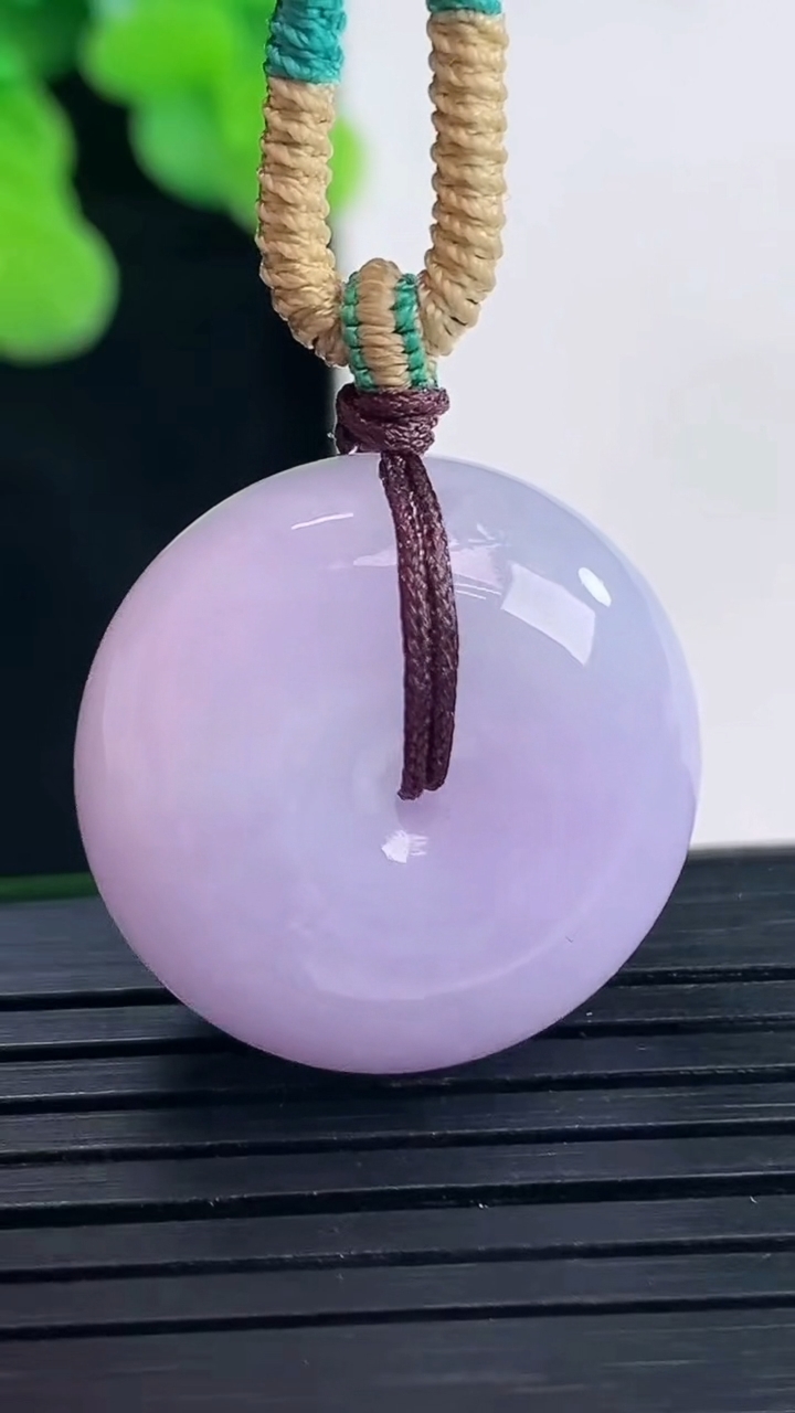 天然A货翡翠紫罗兰平安扣吊坠尺寸22.7-12.5重量:15.76g
4月10日