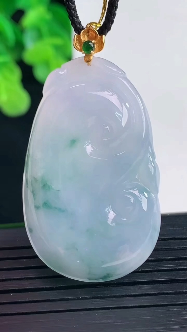 天然A货翡翠18K金紫罗兰飘花如意吊坠尺寸40.4-24.7-5.4重量:11.02g
4月10日