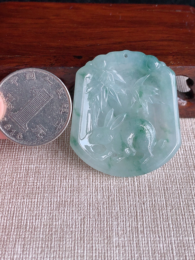 天然A货翡翠飘花生肖兔吊坠 
尺寸40.8-36.3-4.8mm 重量15.18g 0409