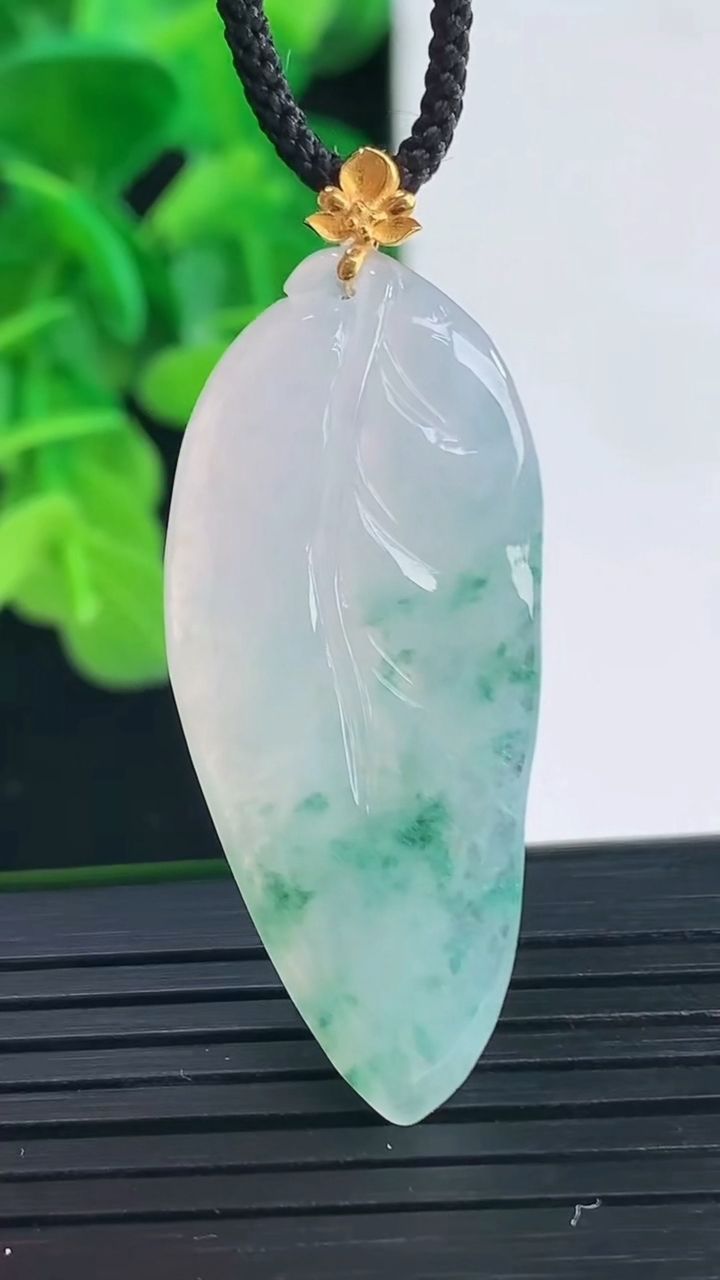 天然A货翡翠18K金飘花金枝玉叶 叶子吊坠尺寸43.7-17-4.7重量:5.73g
4月10日