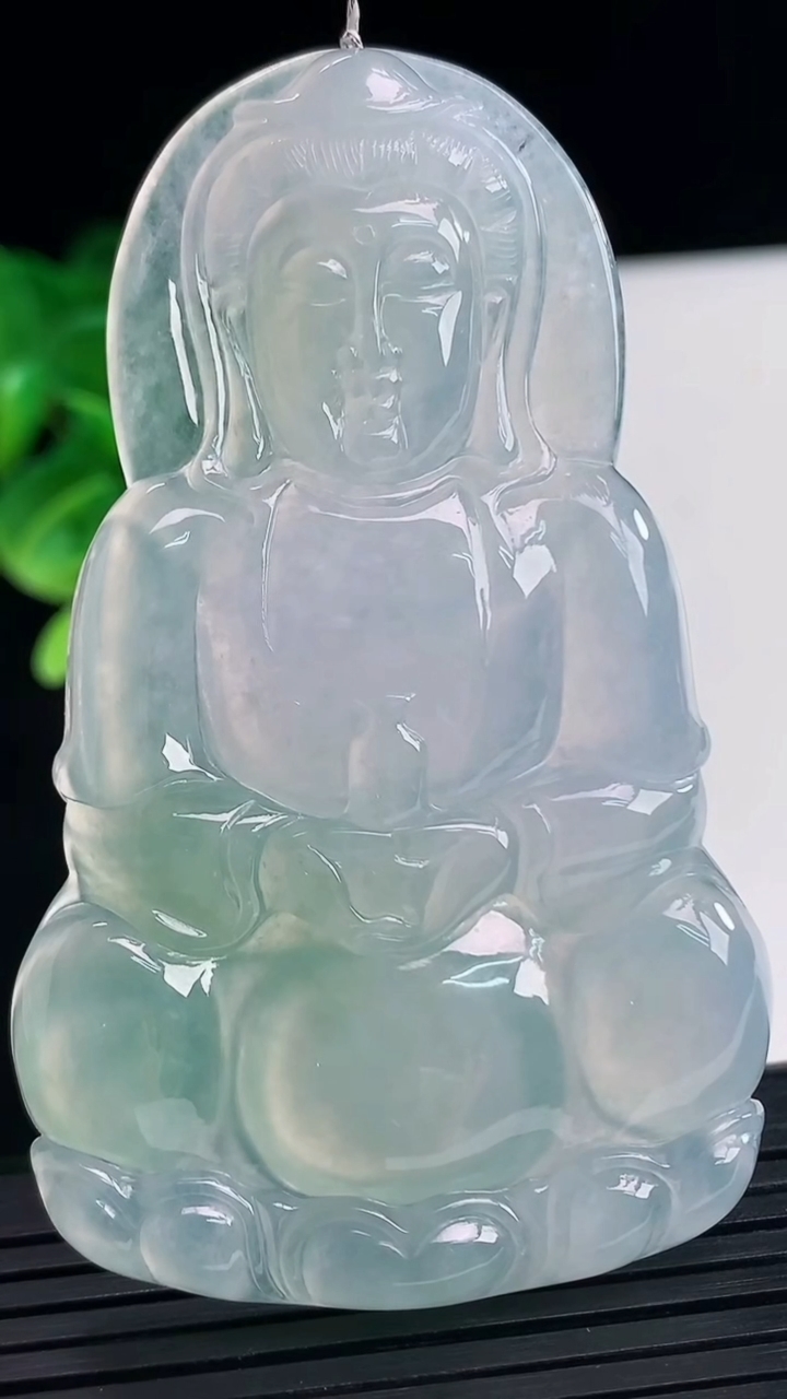 天然A货翡翠观音菩萨吊坠尺寸70.5-42.7-5.8重量:30.47g
4月10日