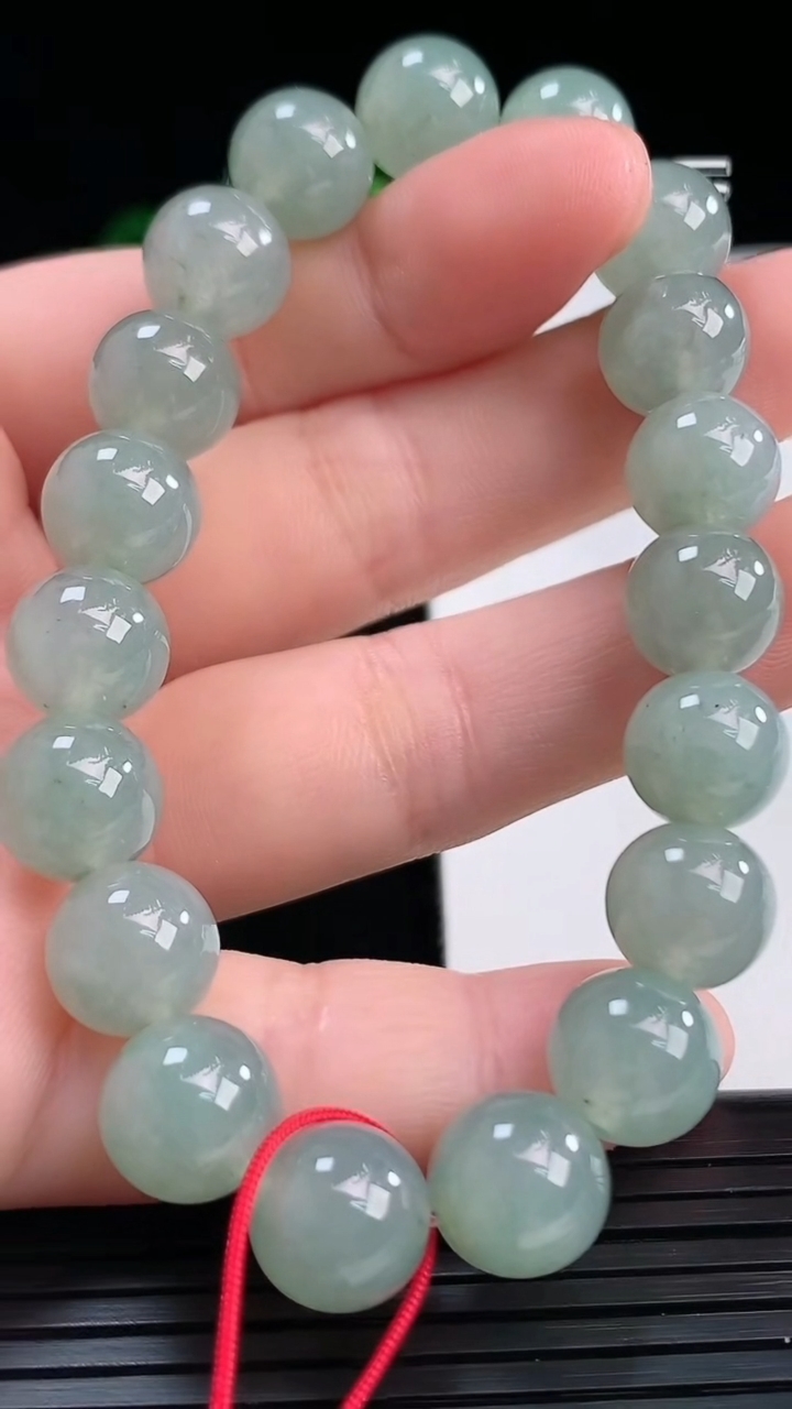 天然A货翡翠圆珠手串尺寸9.7-19颗重量:31.55g4月10日
工厂直销收藏佳品,种好水足，色泽均匀，有种有色，上手高大气！