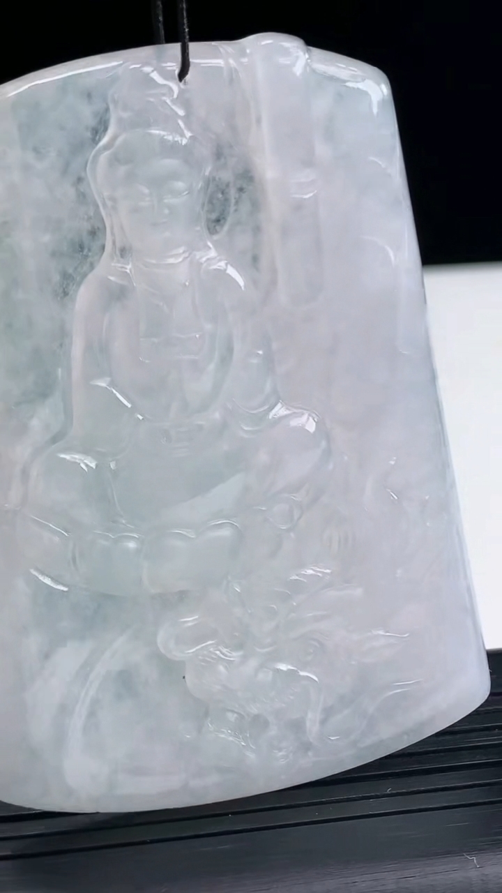 天然A货翡翠御龙观音菩萨吊坠尺寸74.4-52.7-5.7重量:51.45g
4月10日