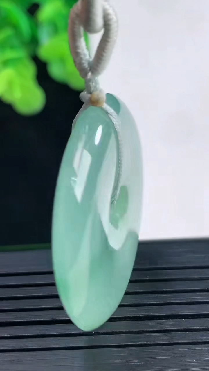 天然A货翡翠平安扣吊坠尺寸35.3-6.2重量:19.49g
4月10日