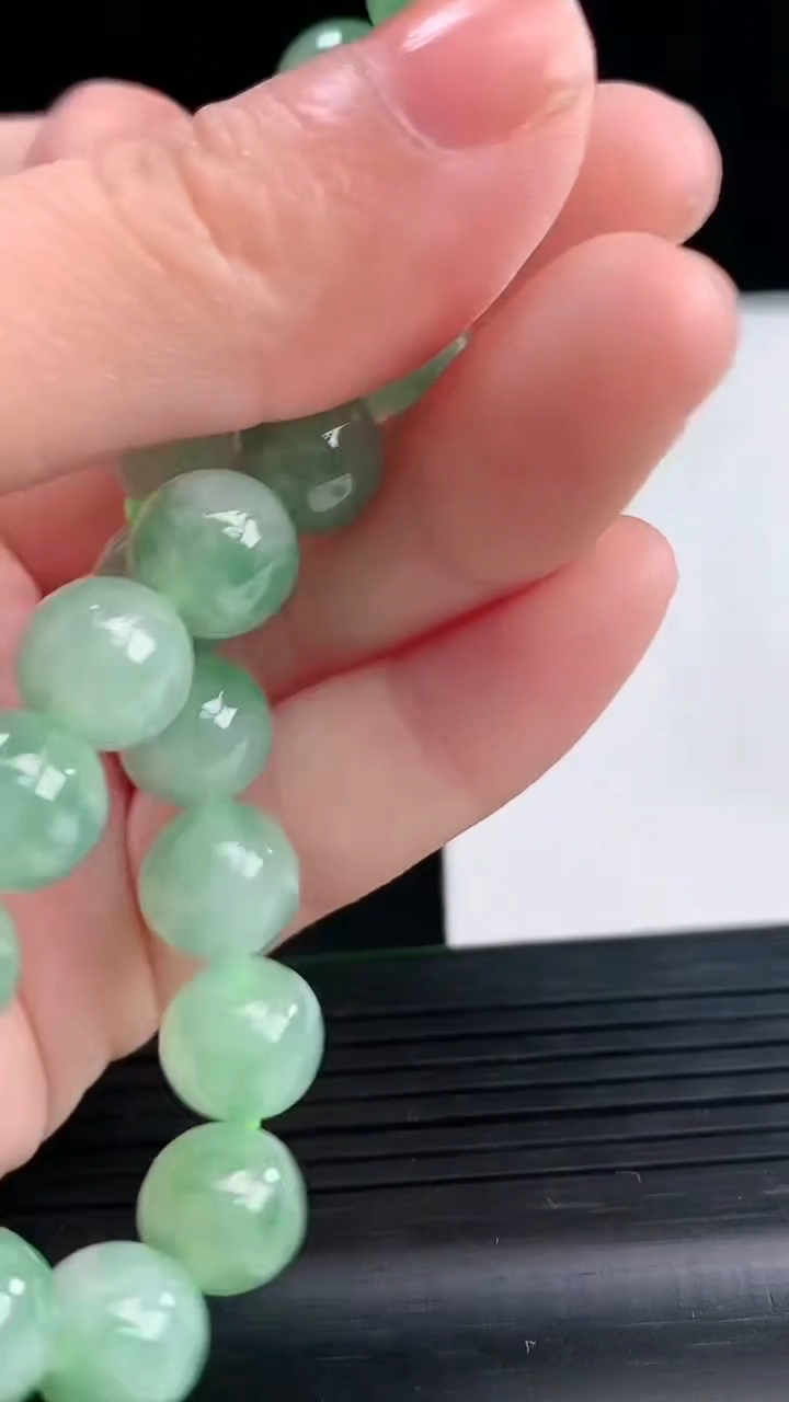 天然A货翡翠圆珠手串尺寸9-21颗重量:28.85g4月10日
工厂直销收藏佳品,种好水足，色泽均匀，有种有色，上手高大气！