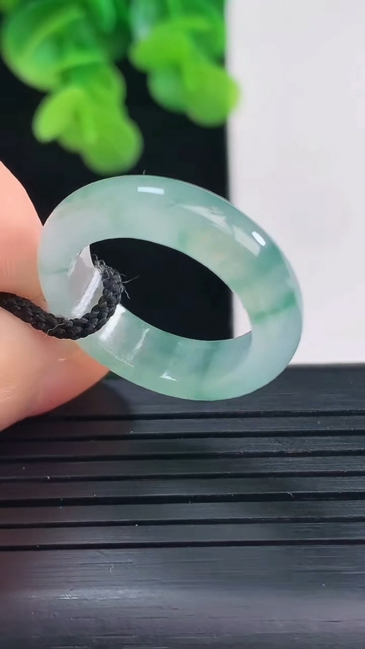 天然A货翡翠飘花指环戒指尺寸17.1-5.6-3.5重量:4.05g2026年4月10日
工厂直销收藏佳品,种好水足，色泽均匀，有种有色，上手高大气！