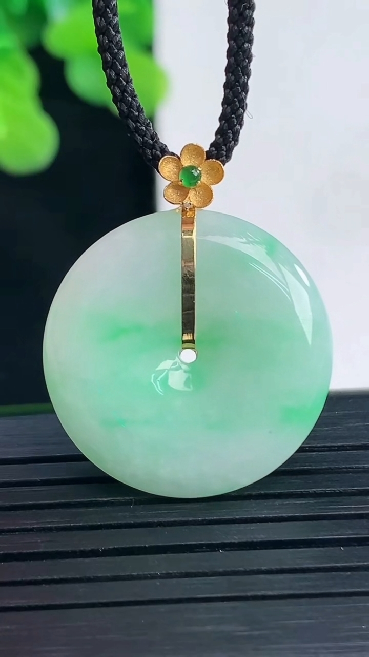 天然A货翡翠平安扣吊坠尺寸23.9-5.4重量:6.65g
4月10日