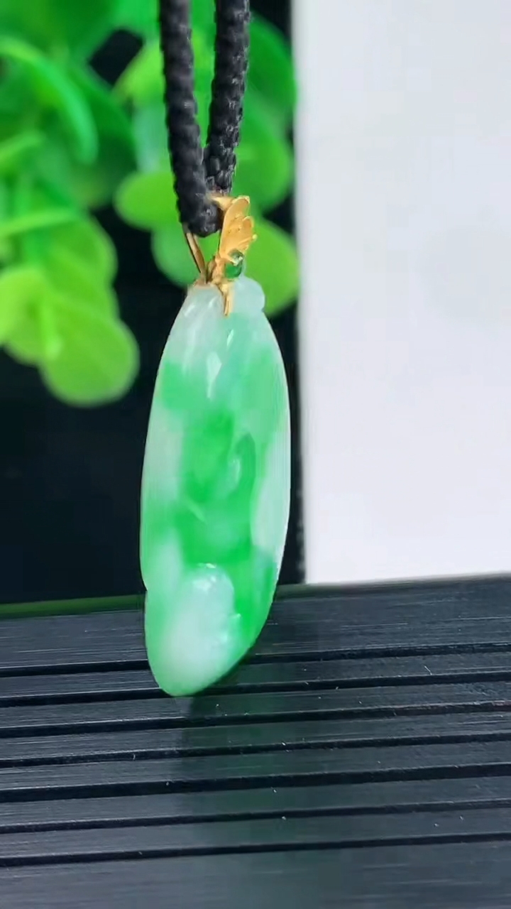 天然A货翡翠如意吊坠尺寸33.6-17.7-4.8重量:5.20g
4月10日