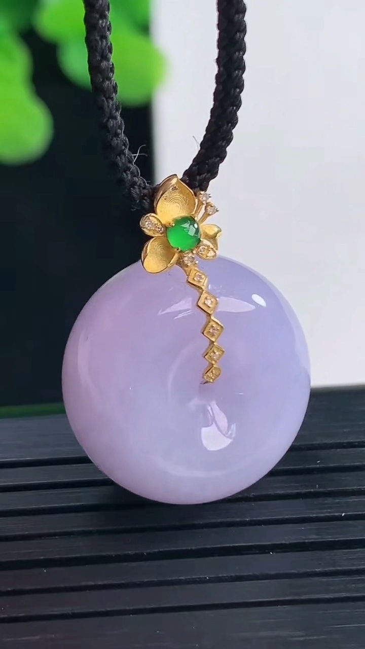 天然A货翡翠18K金紫罗兰路路通吊坠尺寸19.3-12重量:10.10g
4月10日