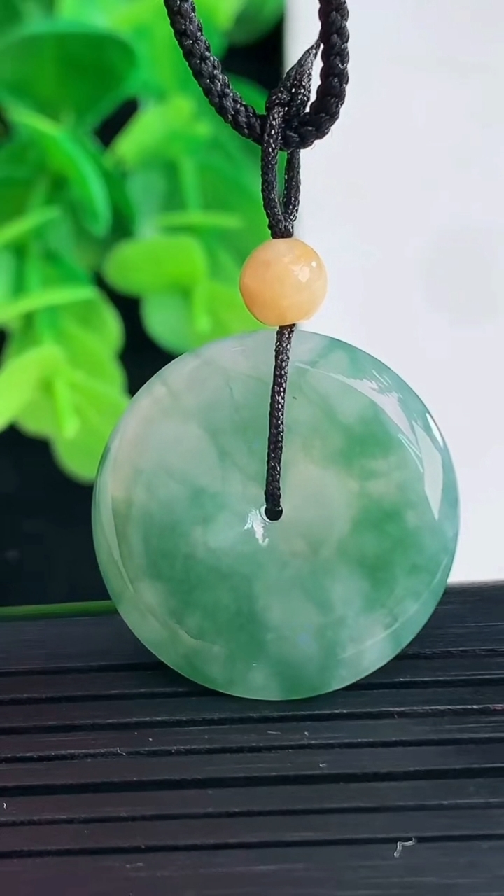 天然A货翡翠飘花平安扣吊坠尺寸24.7-4.7重量:6.77g
4月10日