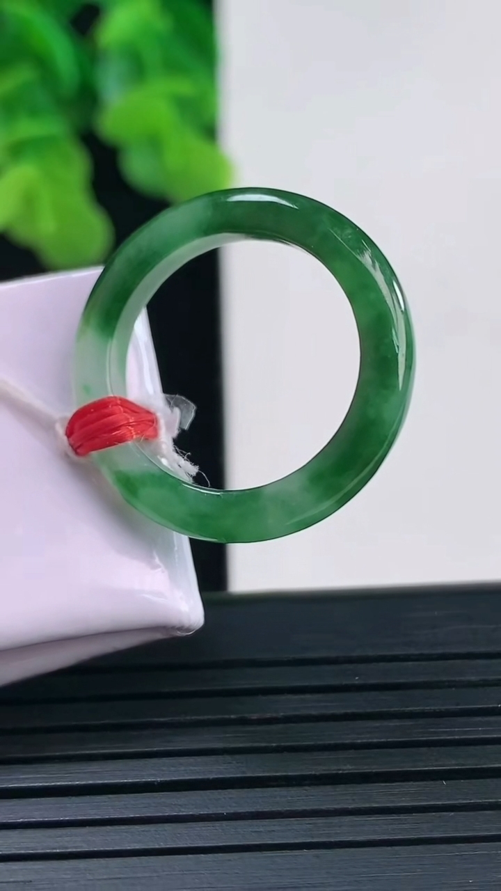 天然A货翡翠指环戒指尺寸18.1-3.7-3.3重量:3.92g2026年4月10日
工厂直销收藏佳品,种好水足，色泽均匀，有种有色，上手高大气！