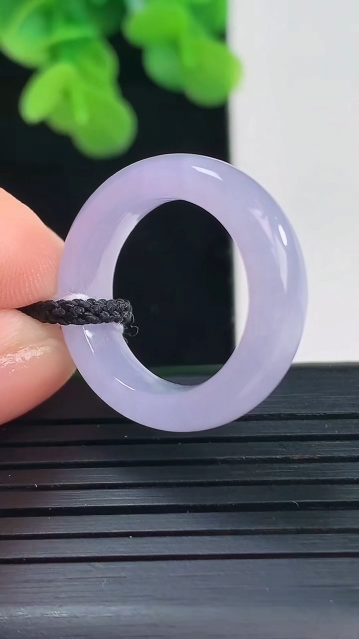 天然A货翡翠尺寸16.3-5.7-3.6重量:4.27g
4月10日