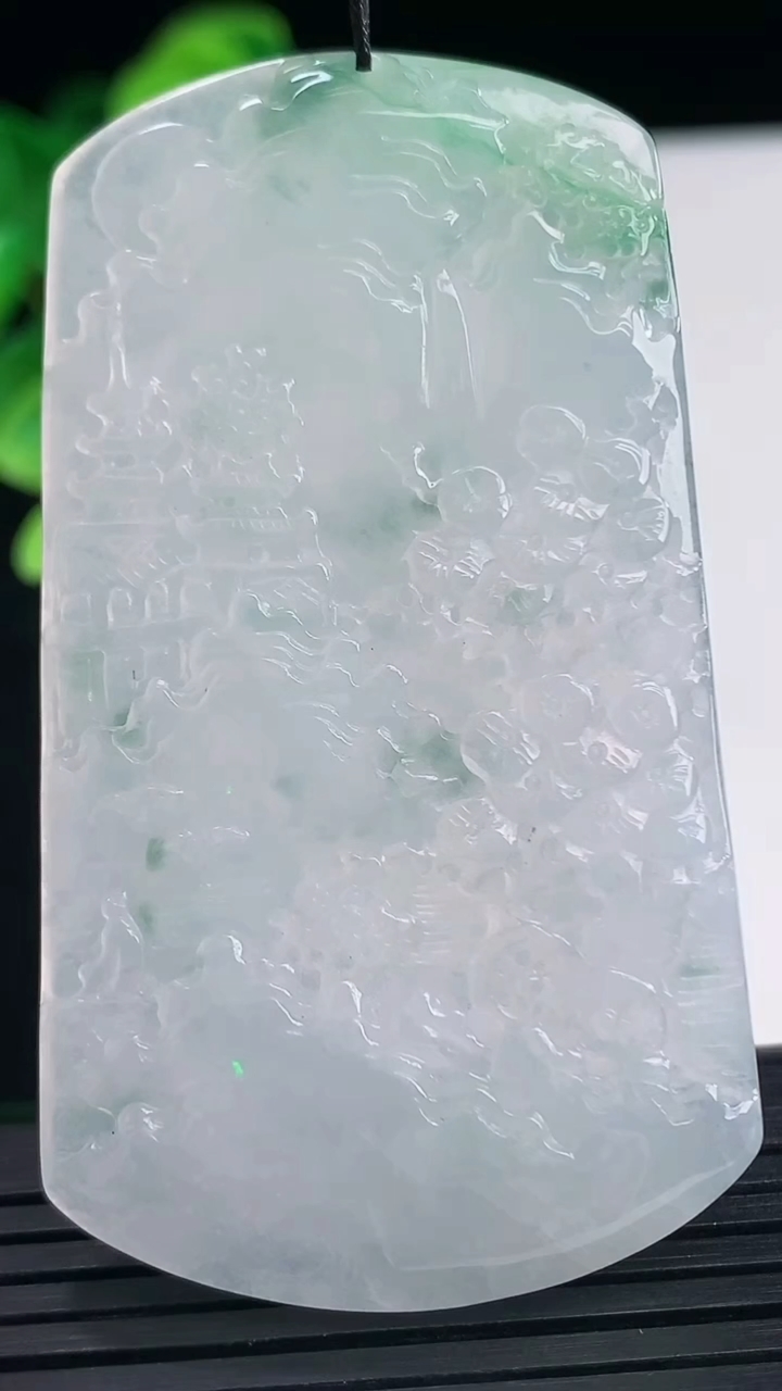 天然A货翡翠牌吊坠尺寸63.6-35.9-4.8重量:28.98g
4月10日