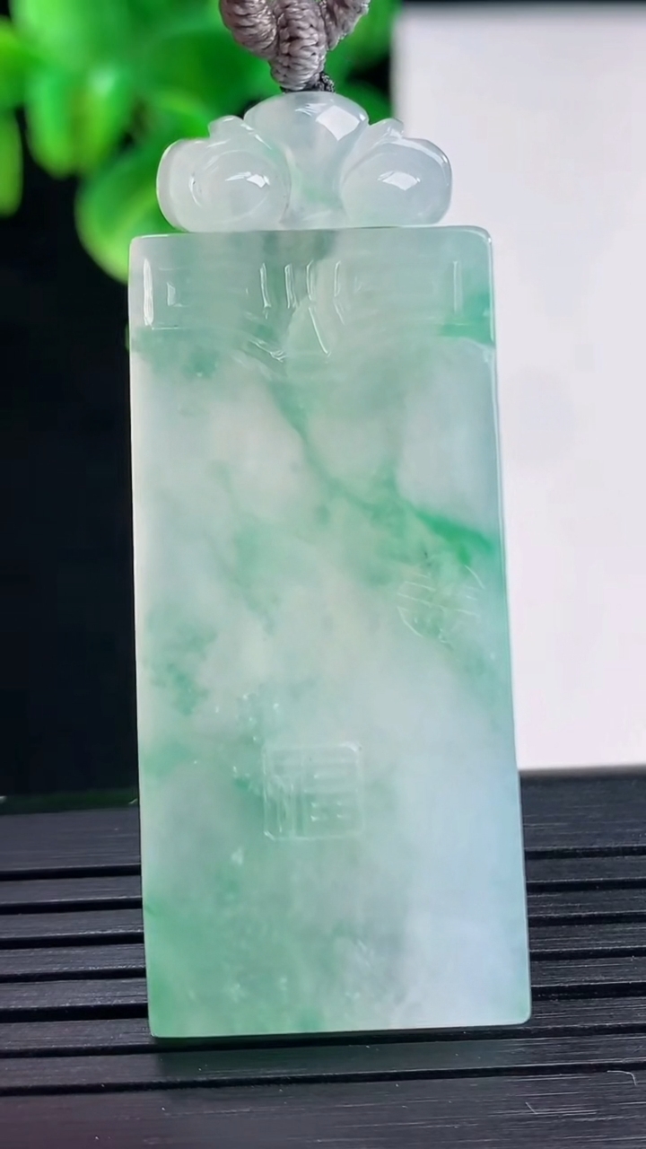 天然A货翡翠种飘花仿古无事牌吊坠尺寸44.2-21.2-5.8重量:21.43g
4月10日