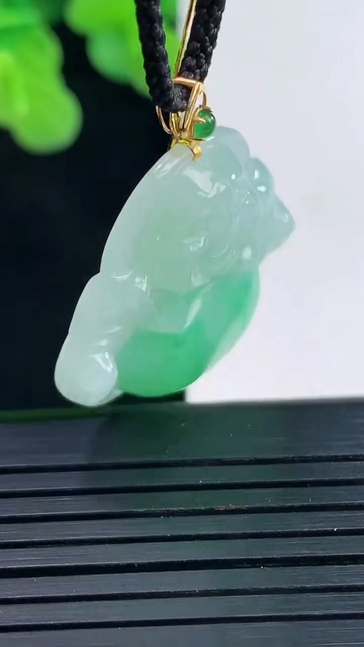 天然A货翡翠佛公吊坠尺寸24.9-27.8-6.1重量:6.77g
4月10日