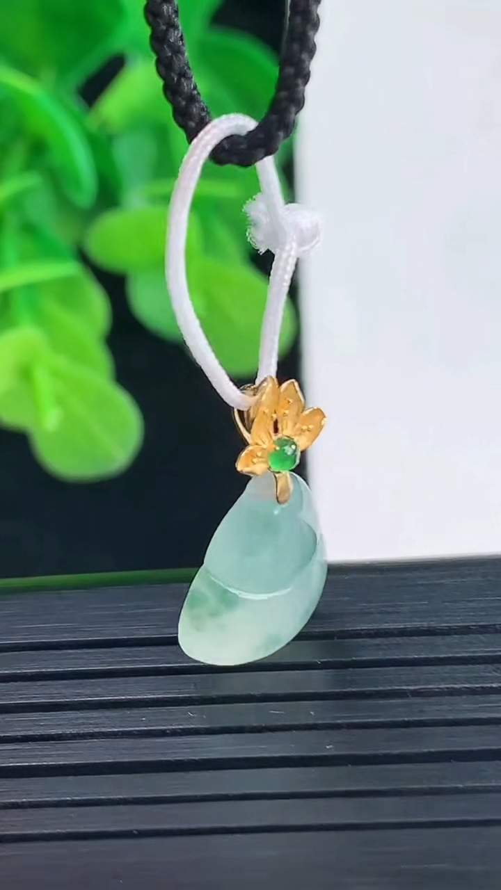 天然A货翡翠18K金飘花葫芦吊坠尺寸21.2-11.8-4.5重量:1.72g
4月10日