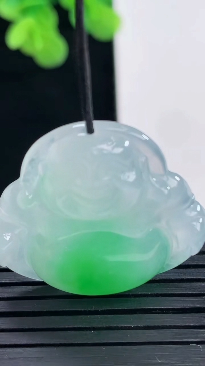 天然A货翡翠佛公吊坠尺寸28-30.8-5.5重量:7.79g
4月10日