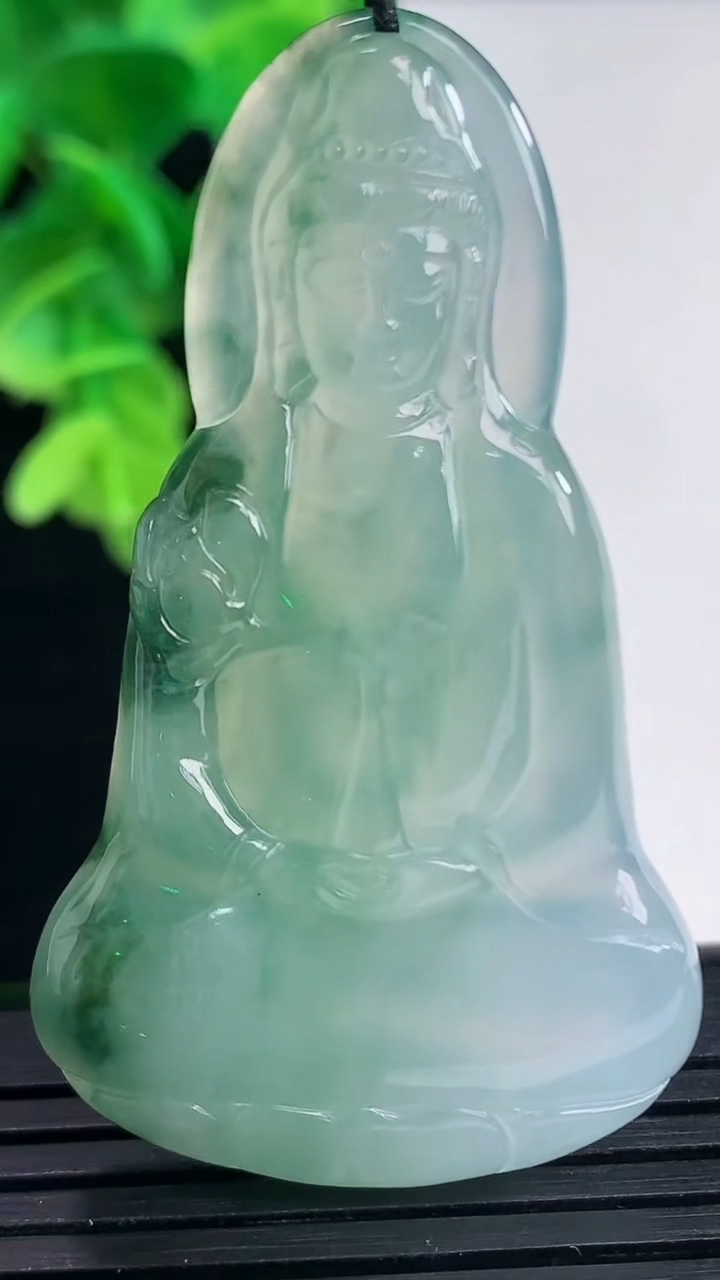 天然A货翡翠飘花观音菩萨吊坠尺寸52.8-30.5-5.5重量:16.84g
4月10日