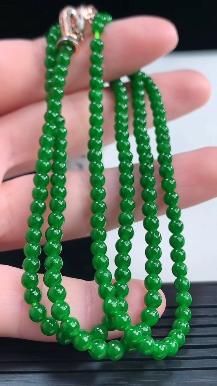 天然A货翡翠小米珠项链尺寸3.7-3.5-165颗重量:13.57g4月10日
工厂直销收藏佳品,种好水足，色泽均匀，有种有色，上手高大气！
