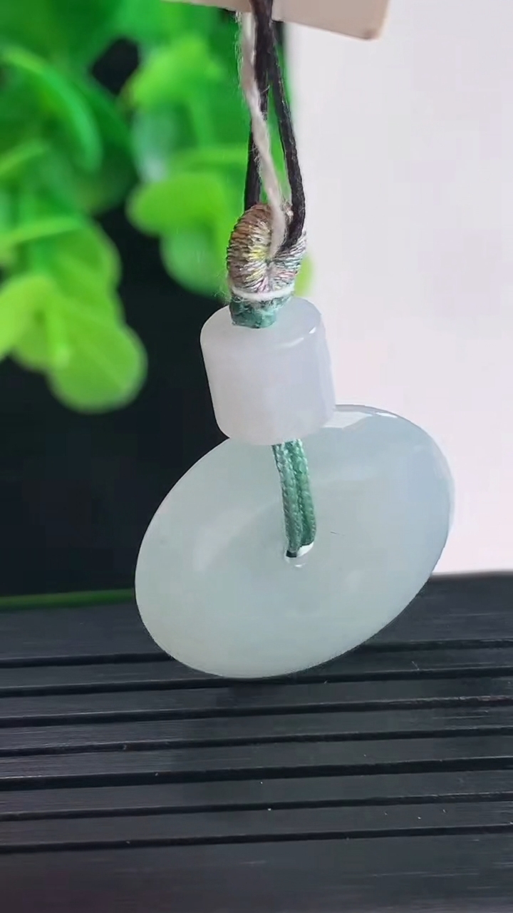 天然A货翡翠平安扣吊坠尺寸21.1-4.5重量:5.33g
4月10日