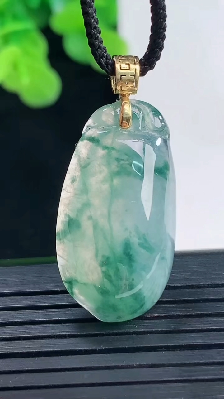 天然A货翡翠种飘花福瓜吊坠尺寸29.2-15.6-7.8重量:6.21g
4月10日