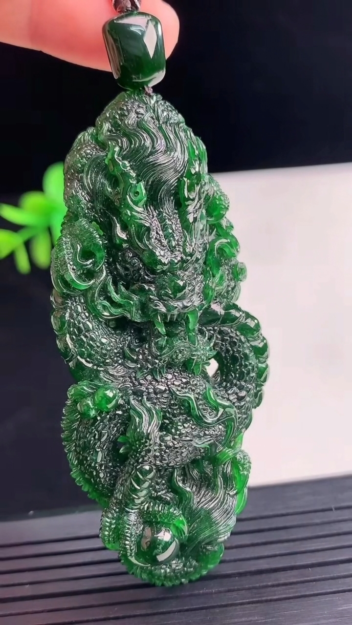 天然A货翡翠龙牌吊坠尺寸71.8-29.4-10.5重量:33.75g
4月10日