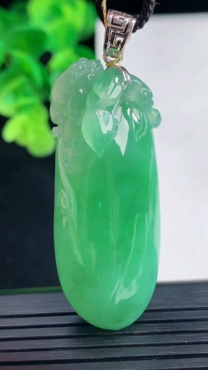 天然A货翡翠福瓜吊坠尺寸48-18.5-13.3重量:23.59g
4月10日